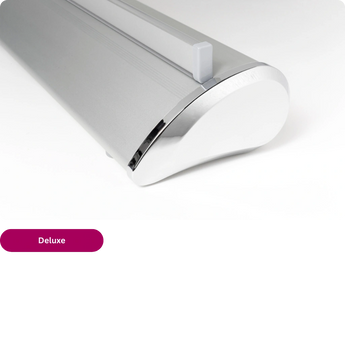 Detailansicht der silbernen Standkassette Modell Deluxe mit Chromkappen. Hochwertige Roll-Up Banner drucken lassen.