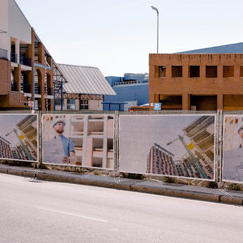 Metallöse eines Bauzaunbanners in Nahaufnahme