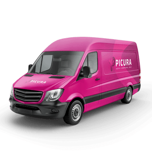 Fahrzeugbeschriftung – Eine hochwertige, vollflächige Folierung eines Transporters in auffälligem Magenta-Pink mit dem Logo der Picura Agentur für Werbetechnik und Druck als Beispiel für mobile Außenwerbung.