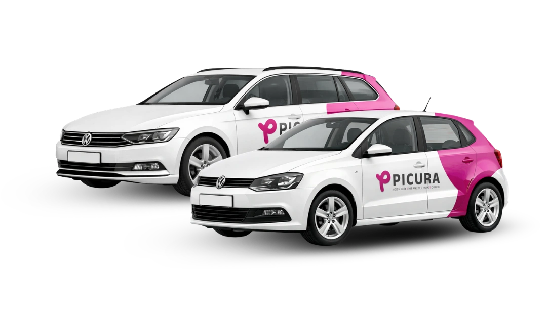 Professionelle Fahrzeugbeschriftung auf zwei weißen Firmenautos mit pinkem Logo und moderner Werbefolierung.