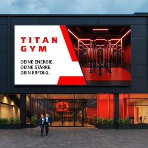 Klar gestaltetes Firmenschild an einer Außenwand eines Gebäudes