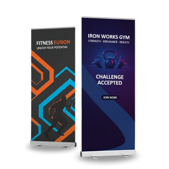 Zwei Werbeaufsteller für Fitnessstudios mit Sport-Motiven und Hanteln. Ideal, wenn Sie sportliche Roll-Up Banner drucken.
