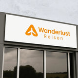 Außenansicht eines Gebäudes mit sichtbarem Eingang und Beschilderung