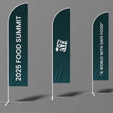 Geschwungene Stofffläche mit farbigem Motiv bei hellem Tageslicht