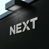 Montage eines leichten Kunststoffschildes an einer Wand