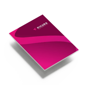 Eine rechteckige Hartschaumplatte mit pinkfarbenem Grafikdesign und Firmenlogo in der Schrägansicht. Jetzt langlebige Hartschaumplatten bedrucken.