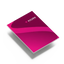 Eine rechteckige Hartschaumplatte mit pinkfarbenem Grafikdesign und Firmenlogo in der Schrägansicht. Jetzt langlebige Hartschaumplatten bedrucken.
