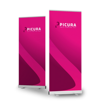 Zwei magentafarbene Messeaufsteller mit PICURA-Logo in silberner Standkassette. Hochwertige Roll-Up Banner drucken lassen.