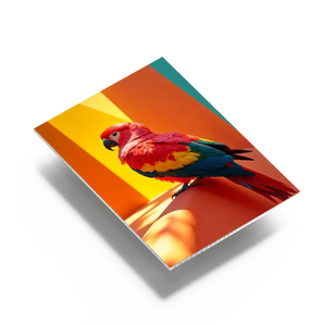 Hohlkammerplatte mit lebendigem Farbdruck eines roten Aras auf buntem Hintergrund.