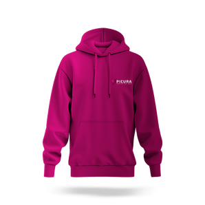 Hoodie bedrucken – ein magenta-pinker Hoodie mit einem professionellen weißen PICURA WERBETECHNIK DRUCK AGENTUR Logo-Aufdruck auf der Brust als hochwertiges Beispiel für Textildruck.