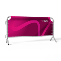 Hussen für Absperrgitter in leuchtendem Pink, bedruckt mit dem Logo der Agentur Picura, sicher befestigt an einem silbernen Metallgitter vor einem transparenten Hintergrund.