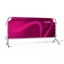 Hussen für Absperrgitter in leuchtendem Pink, bedruckt mit dem Logo der Agentur Picura, sicher befestigt an einem silbernen Metallgitter vor einem transparenten Hintergrund.