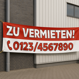 Ein Werbebanner an einer Hausfassade