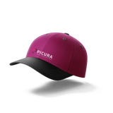 Person trägt eine modern bedruckte Cap mit klar erkennbarem Logo