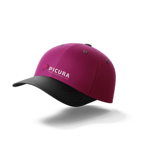 Person trägt eine modern bedruckte Cap mit klar erkennbarem Logo