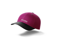 Person trägt eine modern bedruckte Cap mit klar erkennbarem Logo