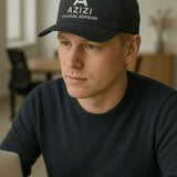 Eine Gruppe trägt farblich abgestimmte Caps bei einer Promotion-Aktion