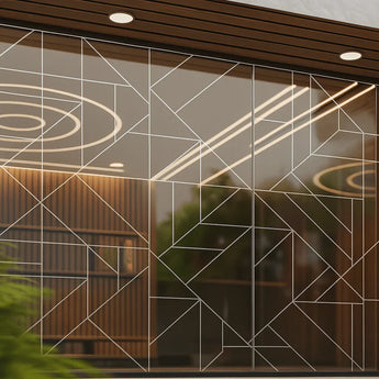 Glasfront verziert mit einem geometrischen Linienmuster. Für solch moderne Dekorationen können Sie Klebefolie drucken.