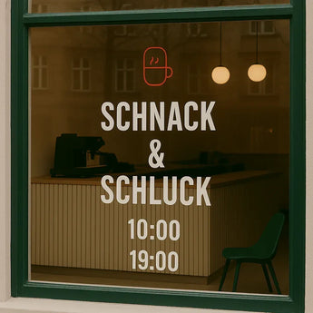 Schaufenster eines Cafés mit Schriftzug und Öffnungszeiten. Für Fensterwerbung können Sie individuelle Klebefolie drucken.
