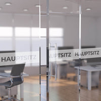 Glastür im Büro mit bedrucktem Sichtschutz-Streifen und der Aufschrift Hauptsitz. Hier individuelle Klebefolie drucken.