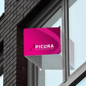 Pinkes Nasenschild an einer Fensterfront. Hochwertiges Maklerschild drucken lassen für optimale Sichtbarkeit.