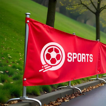 Outdoor-Event mit Spielfeld und Zuschauern im Hintergrund