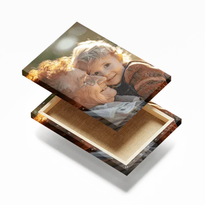 3D-Mockup einer Foto-Leinwand mit Porträt von Großmutter und lachendem Kind. Vorder- & Rückansicht. Leinwand bedrucken.