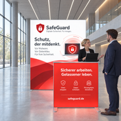 Messestand Set 01 von Picura: beleuchtete Messewand mit bedrucktem Textil, aufgebaut in einer Messehalle