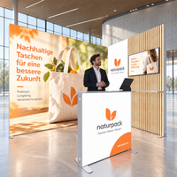 Messestand Set 10 von Picura: beleuchtete Messewand mit bedrucktem Textil, aufgebaut in einer Messehalle