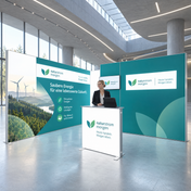 Messestand Set 18 von Picura: beleuchtete Messewand mit bedrucktem Textil, aufgebaut in einer Messehalle