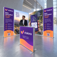 Messestand Set 20 von Picura: beleuchtete Messewand mit bedrucktem Textil, aufgebaut in einer Messehalle
