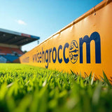 Langes Sportplatzbanner entlang der Bande bei einem Spiel