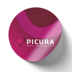 Ein runder, glänzender Aufkleber mit dem Porträt einer lächelnden Person vor hellem Hintergrund. Jetzt individuelle Sticker drucken.