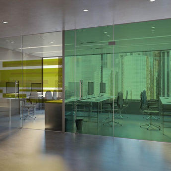 Transparente Fensteraufkleber in halbtransparentem Grün auf einer großen Büro-Glaswand Trennwand.