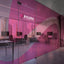 Transparente Fensteraufkleber mit magentafarbenem Picura-Logo auf einer modernen Büro-Glaswand.