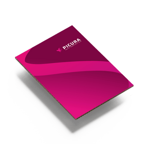 Ein Foto eines schräg aufgenommenen Werbeschildes aus bedruckter Wellpappe. Das Schild hat einen Magenta-Pink-Farbverlauf und das weiße PICURA Agentur-Logo ist oben gut lesbar. An der Kante ist die Wellenstruktur des Materials deutlich zu erkennen.