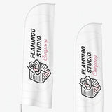 Große bedruckte Fläche an einem Messestand mit klaren Farben