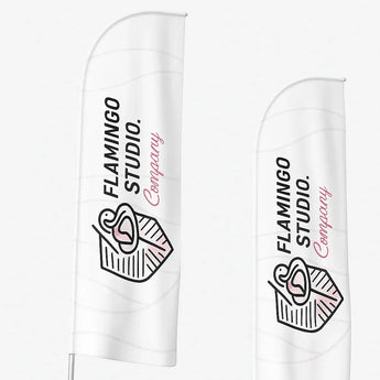 Große bedruckte Fläche an einem Messestand mit klaren Farben