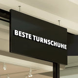 CNC-Fräse bearbeitet Materialplatte in einer Werkstatt