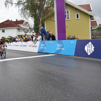 Menschen stehen am Spielfeldrand und verfolgen ein Sportevent