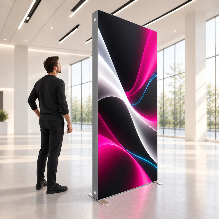 SEGO Lightbox Textilspannrahmen 1000 × 2250 mm, beleuchtet, im Ausstellungsraum