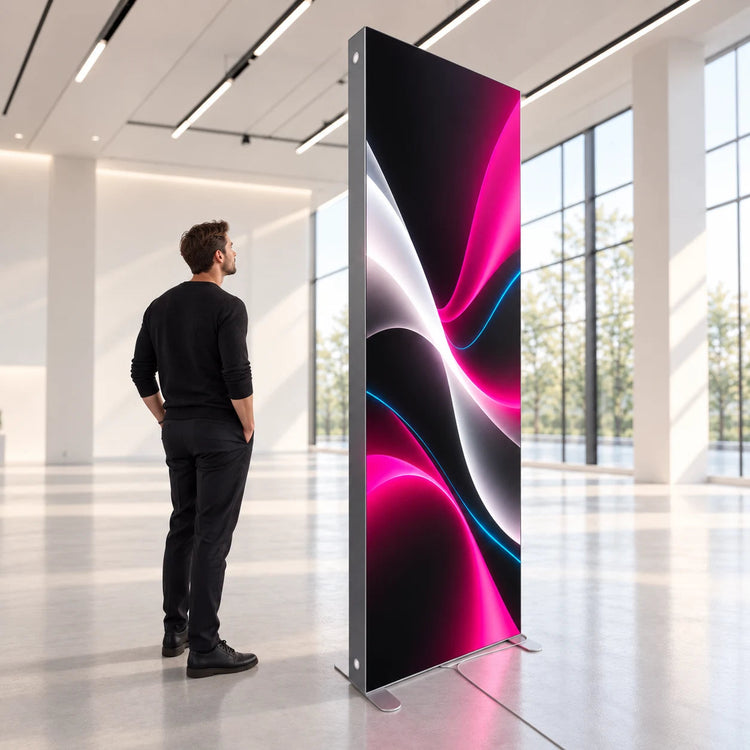 SEGO Lightbox Textilspannrahmen 850 × 2500 mm, beleuchtet, im Ausstellungsraum