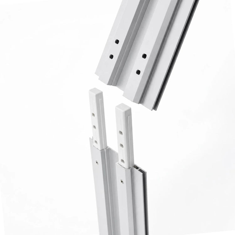 Zwei Aluminiumprofile des SEGO-Lightbox-Rahmens werden ueber Steckverbinder zusammengefuegt