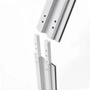 Zwei Aluminiumprofile des SEGO-Lightbox-Rahmens werden ueber Steckverbinder zusammengefuegt